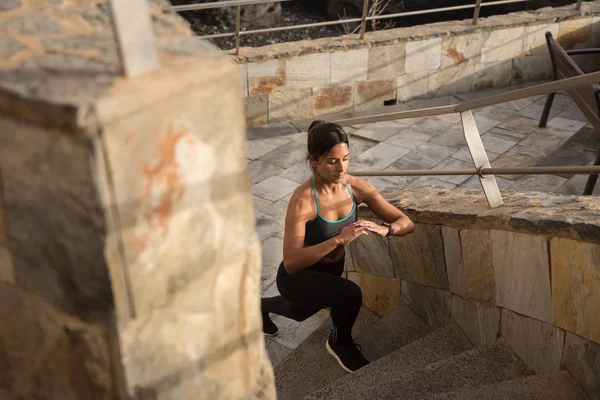 güzel esmer egzersizleri yapıyor