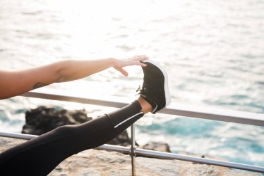 ayak parmakları dokunmadan Taytlı Bayan