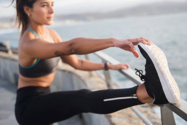 genç kadının bacak yapması uzanır