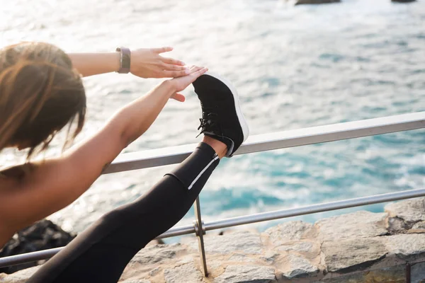 Woman doing stretches — Stock Photo, Image