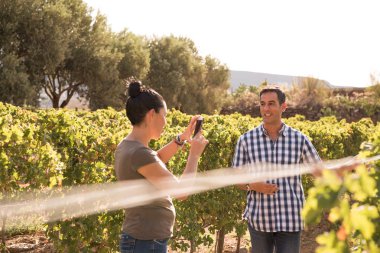Esmer adam fotoğrafı kareli gömlek güzel bir gün dışarı bağ alır