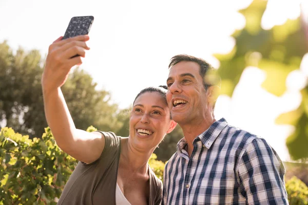 Mężczyzna Kobieta Biorąc Selfie Winnicach Uśmiechający Się Broadely Aparat Fotograficzny — Zdjęcie stockowe