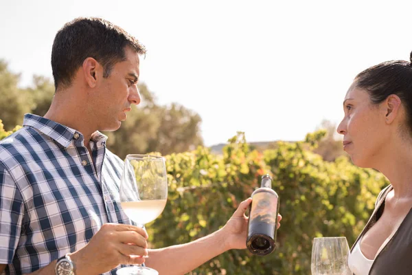 Homem Uma Mulher Conversando Sobre Uma Garrafa Vinho Fora Dia — Fotografia de Stock