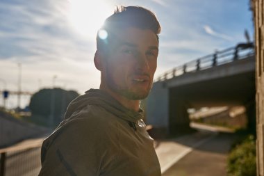 Çekici bir adam doğrudan kameraya bakıyor.