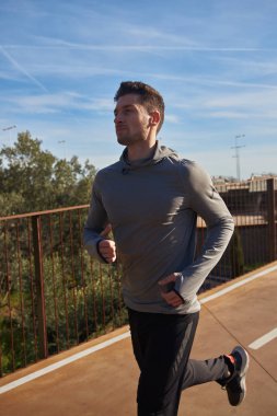 Koşan bir adamın yakın çekim