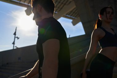 Çift dışarıda kaslarını esnetiyor.