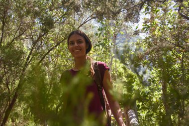 Ormanda yürüyen koyu saçlı genç bayan