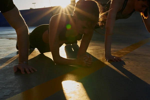 Woman doing a push up in the daylight