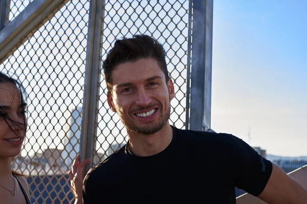 Sonriente atractivo hombre de pelo oscuro mira a la cámara —  Fotos de Stock