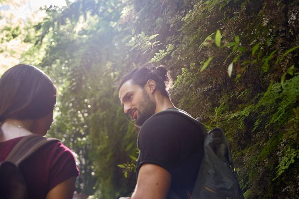 El hombre mira a una mujer en un bosque — Foto de Stock