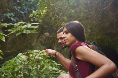 Genç adam ilginç bir yeri işaret ediyor.