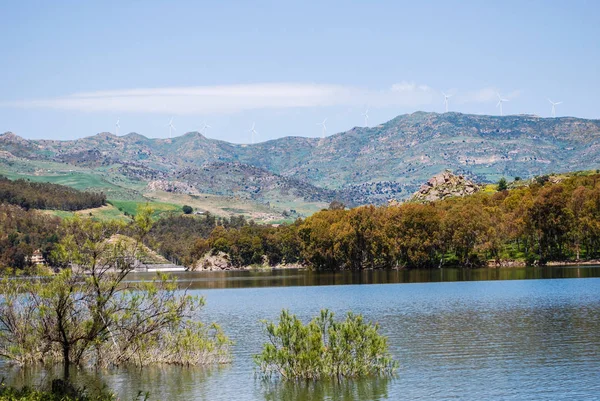 Regalbuto Pozzillo gölde. Sicilya