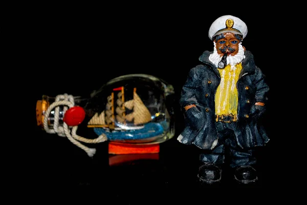 Bir şişe içinde gemi ile eski bir denizci oyuncak