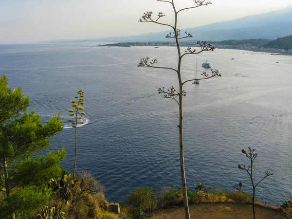 Taormina 'dan Naxos Körfezi. Sicilya