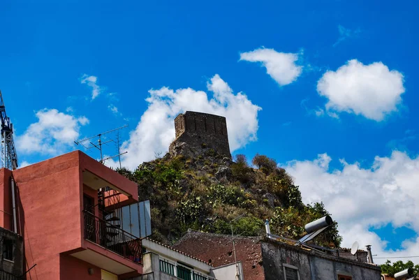 Forza d 'Agro 'daki ortaçağ kulesi. Sicilya