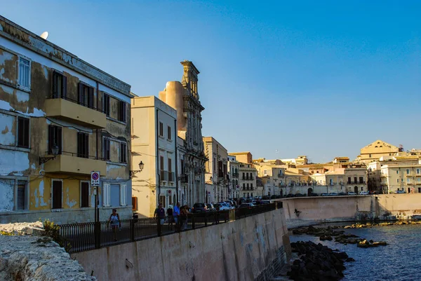 Siraküza 'da Ortigia adasında kıyı şeridi. Sicilya