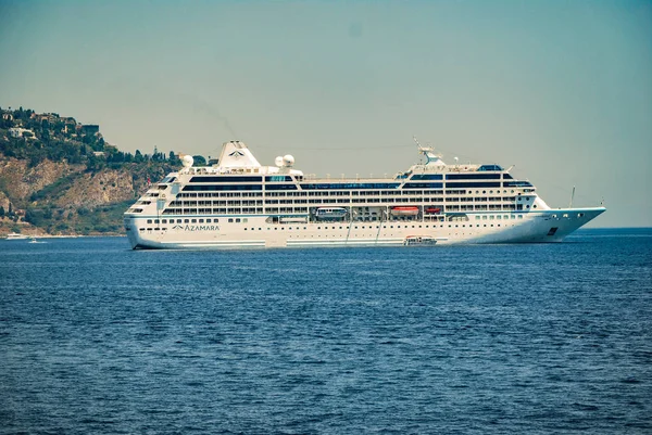 Bir lüks yolcu gemisi Taormina koy. Sicilya