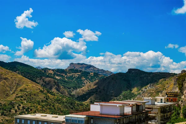 Forza d'Agro görülen Peloritani dağlar