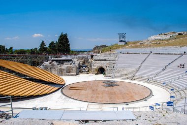 Arkeolojik park Syracuse adlı Yunan tiyatroda. Sicilya