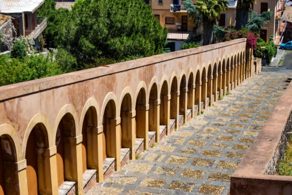 Paterno 'ya on sekizinci yüzyıl merdivenleri. Sicilya