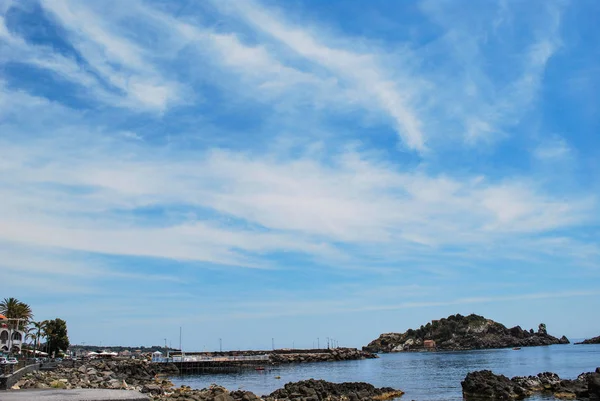 Acitrezza 'nın balıkçılık limanı. Sicilya