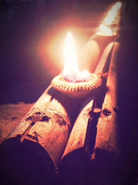 Luz de chama na pequena base de vela de cerâmica . — Fotografia de Stock