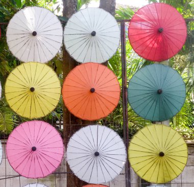 Tay tarzında el yapımı renkli şemsiyeler arka plan. El yapımı eski şemsiyesi Chiang Mai, Tayland, Lanna şemsiye kuzeyinde.