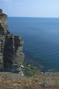 yüksek rock ile mavi deniz bırakarak vurgulamaktadır