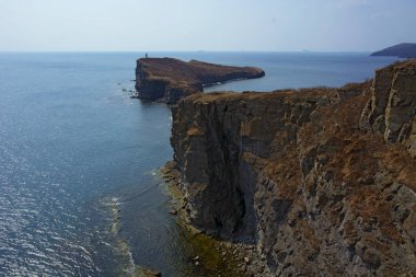 yüksek rock ile mavi deniz bırakarak vurgulamaktadır