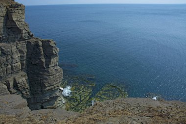 yüksek rock ile mavi deniz bırakarak vurgulamaktadır