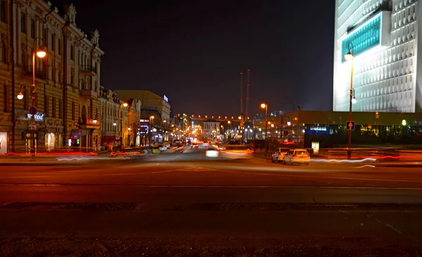 's nachts, wazig lichten koplampen van auto's — Stockfoto