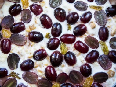 ekşi krema kek üzüm ile dekore edilmiştir.