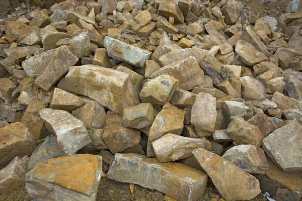 Steinschlag am Fuße des Berges — Stockfoto