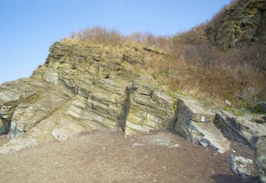 sahilde kum büyük kayalar ile şık cam karışık