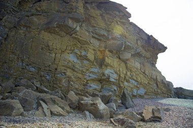 sahilde kum büyük kayalar ile şık cam karışık