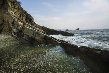 Beach taşlar ve dalgalar