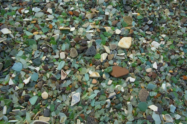 돌에 부드러운 유리 해변 — 스톡 사진