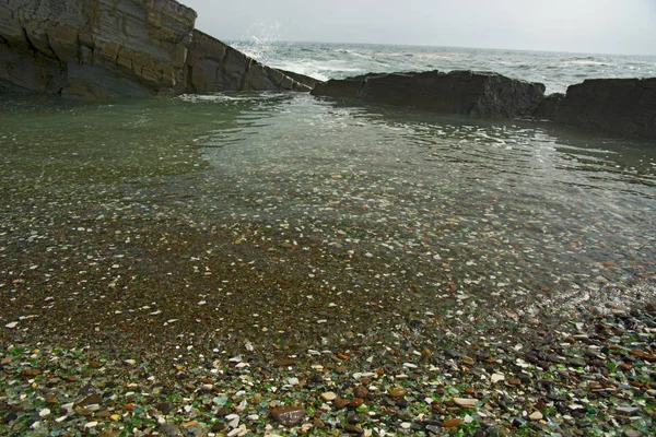 Praia com pedras ondas altas e salpicos — Fotografia de Stock