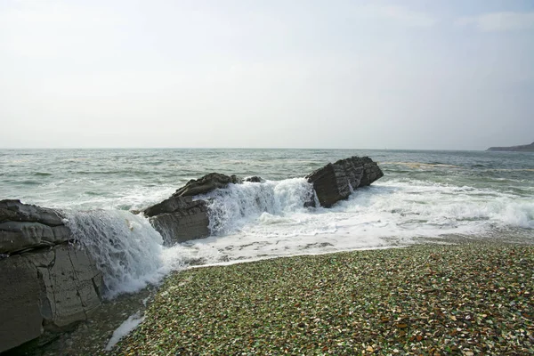 Praia com pedras ondas altas e salpicos — Fotografia de Stock