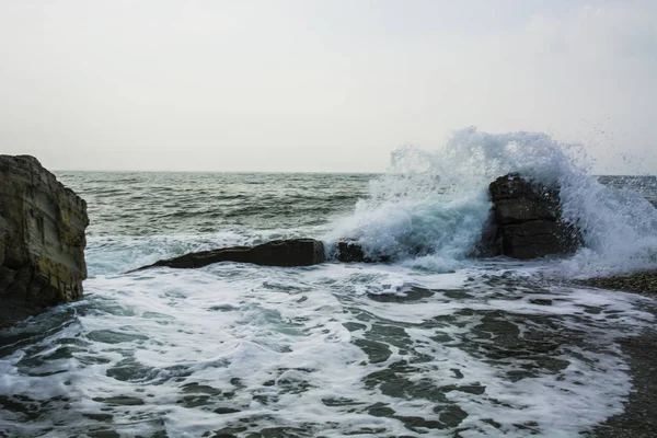 Stranden stenar och vågor — Stockfoto