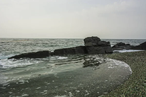 Pedras e ondas de praia — Fotografia de Stock
