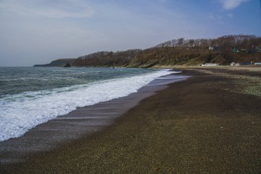 güzel ıssız kumsal, dalgalar ve düz cam buzlu bryzni