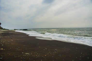 güzel ıssız kumsal, dalgalar ve düz cam buzlu bryzni