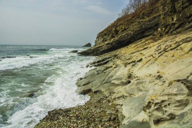 güzel ıssız kumsal, dalgalar ve düz cam buzlu bryzni