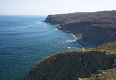  Denizden yüksek cliff, uçurumun denizin çoğu sıçramasına dalgalar ve taşlar iner.