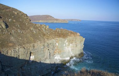  Denizden yüksek cliff, uçurumun denizin çoğu sıçramasına dalgalar ve taşlar iner.