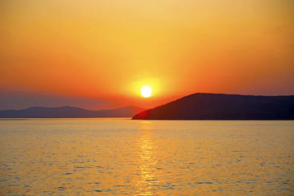 Hermosa puesta de sol ardiente sobre el mar — Foto de Stock