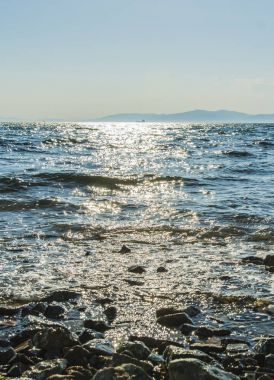 denizin dalgaları güneşli yamalar kıyısında güneşin battığı