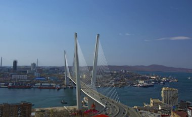 Deniz şehir yüksek köprüden Bay, güneşli havalarda ve güzel Vladivostok