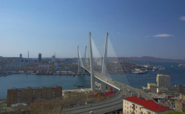 Deniz şehir yüksek köprüden Bay, güneşli havalarda ve güzel Vladivostok